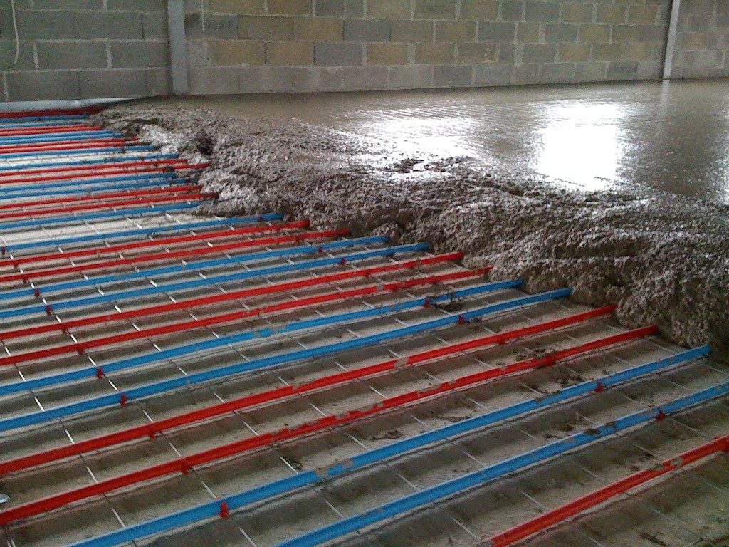 underfloor heating system being finished with concrete